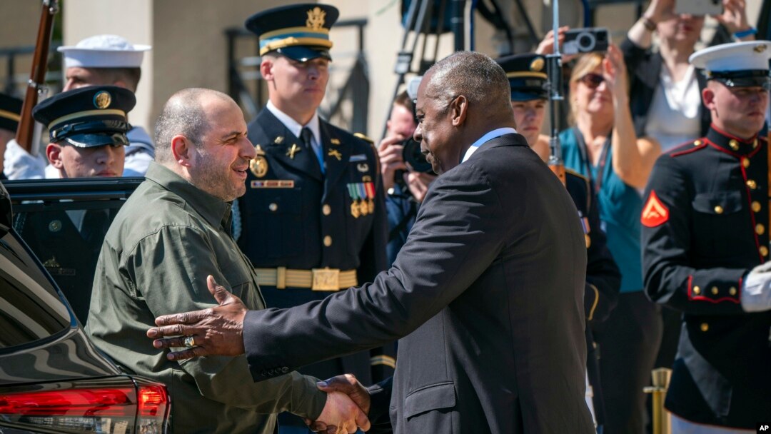 El secretario de Defensa de Estados Unidos, Lloyd Austin, saluda al ministro de Defensa ucraniano, Rustem Umerov, durante una ceremonia en el Pentágono, el martes 2 de julio de 2024 en Washington. 