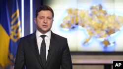 24 лютого 2022 року президент України Володимир Зеленський звернувся до країни і ввів воєнний стан. (Служба президента України через AP)