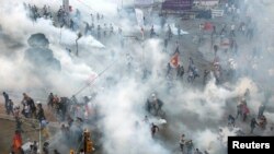 土耳其警察控制塔可希姆广场。2013年6月11日