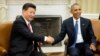 美国总统奥巴马（右）在白宫椭圆形办公室接待到访的中国国家主席习近平。（2015年9月25日）