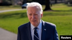 Президент США Джо Байден спілкується з пресою після повернення з Делаверу до Білого дому 19 лютого 2024 року. Фото: Reuters/Bonnie Cash