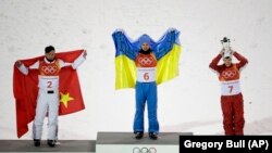 Українець Олександр Абраменко, представник Китаю Цзя Цзуньян та Ілля Буров з команди олімпійських атлетів із Росії 