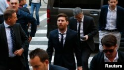 Cầu thủ bóng đá Lionel Messi (giữa) đến tòa cùng cha, ông Jorge Horacio Messi (thứ 3 bên phải) vì vụ gian lận thuế ở Barcelona, Tây Ban Nha, ngày 2 tháng 6 năm 2016. 