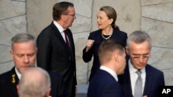 Постійна представниця США при НАТО Джуліанна Сміт (на другому плані) розмовляє з міністром оборони Німеччини Борисом Пісторіусом у штаб-квартирі НАТО в Брюсселі, 15 лютого 2024 р. AP Photo/Virginia Mayo
