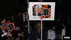 一位老先生在倒梁会场(美国之音海彦拍摄)