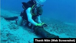 Một nhân viên sửa chữa tuyến cáp quang ngầm dưới biển của Việt Nam bị đứt hồi giữa tháng 6 năm nay.