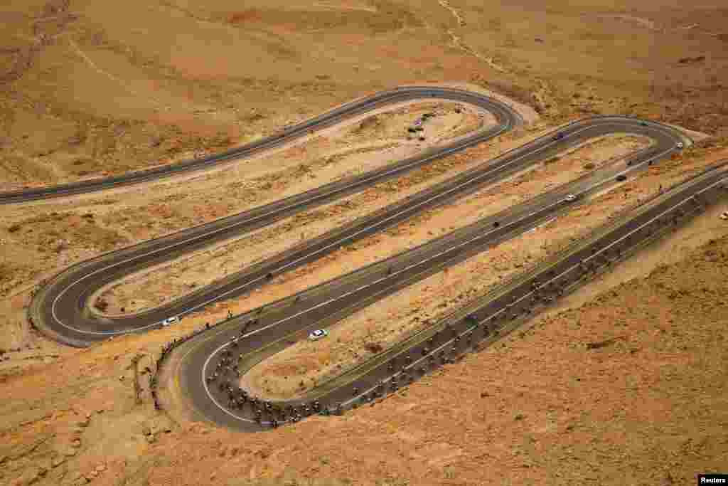 Riders compete on a main road near Mitzpe Ramon during the 229-km Stage 3 of the 101st d&#39;Italia cycling race from Beersheba to Eilat, Israel. &nbsp;