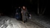 Žene sa prtljagom prelaze granicu sa Rusijom u ukrajinskom regionu Sumi (Foto: AP/Hanna Arhirova)