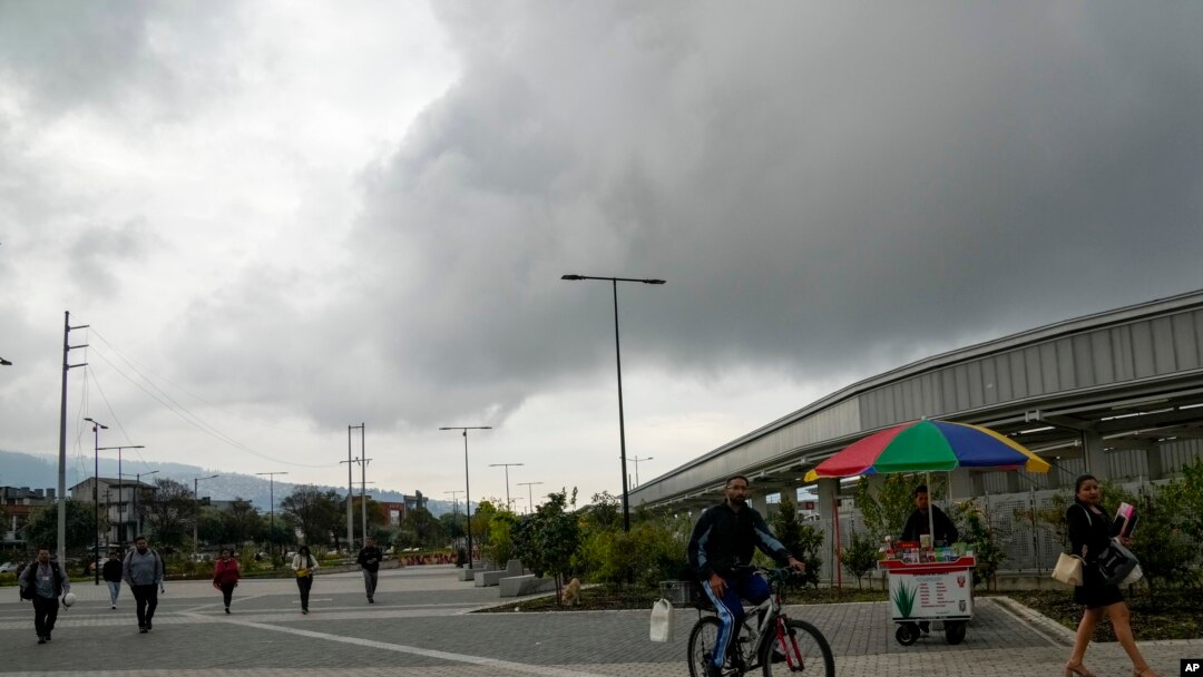 Varias personas caminan frente a una estación de metro tras un apagón que afectó a nivel nacional, en Quito, Ecuador, el miércoles 19 de junio de 2024. En algunos sectores, el corte de energía duró unos 20 minutos, en otras como Guayaquil, hasta cuatro horas. 