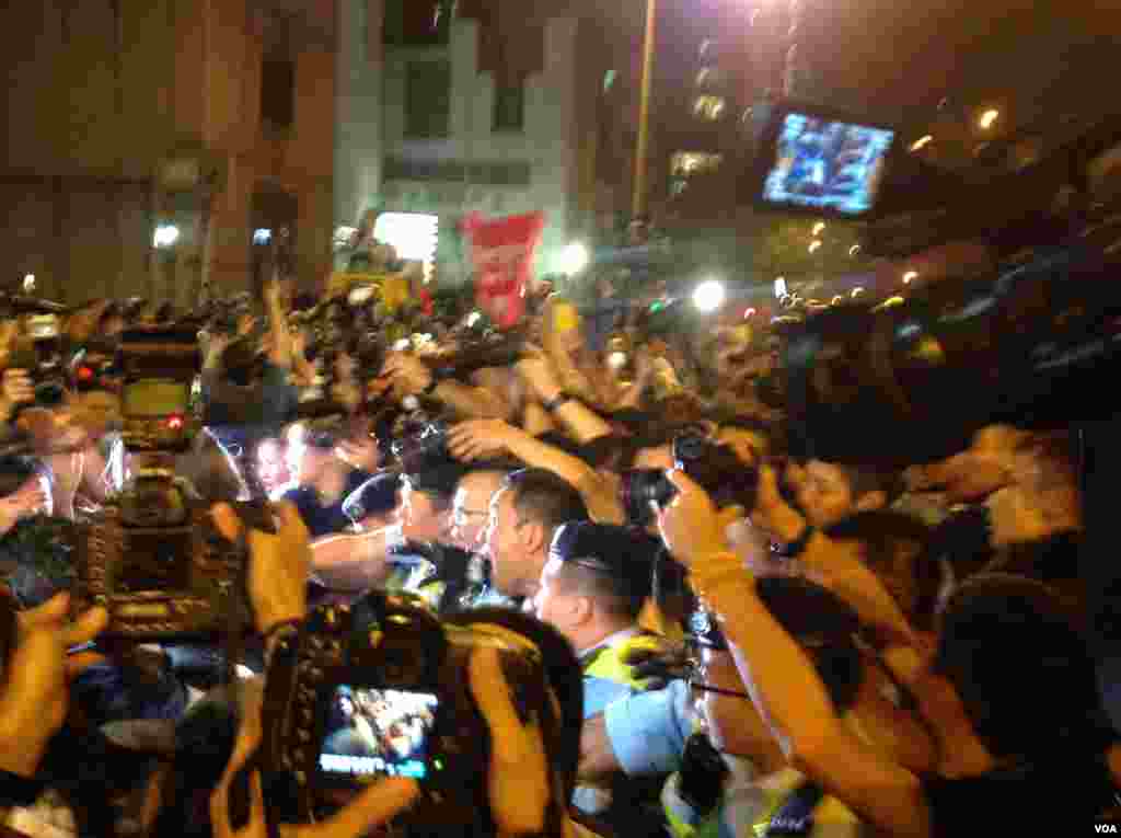8点半左右,示威者手举雨伞再次冲击警方防线,警方则狂喷辣椒喷剂还击。警方调派大批警员增援,并将配备防暴头盔的警员派至一线与示威者对峙。警方不断呼吁示威者保持冷静,不要冲击警方防线,要求示威者尽快离开。