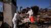 Residentes evacuados esperan horas para volver a barrios quemados de LA