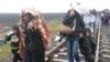 A constant steam of migrants arrives despite rain Thursday in the border town Röske, Hungary, from Serbia. (Photo: A. Tanzeem / VOA)