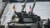 Американські солдати на танку Abrams і німецькі солдати беруть участь у військових навчаннях НАТО DRAGON-24 у Корженево, північна Польща, 4 березня 2024 року.