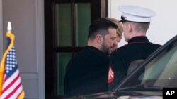 Президент України Володимир Зеленський від'їжджає після зустрічі з президентом Дональдом Трампом у Білому домі у Вашингтоні, п’ятниця, 28 лютого 2025 р. (AP Photo/Jose Luis Magana)