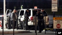 Tajna policija pored vozila koje je probilo sigurnosnu ogradu na ulazu u kompleks Bele kuće (Foto:AP/Mark Schiefelbein)