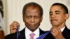 Le président Barack Obama remet la Médaille présidentielle de la liberté à Sidney Poitier lors d'une cérémonie à la Maison Blanche à Washington le 12 août 2009. 