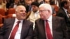 یک دانش آموز هندی با روی نقاشی شدۀ خود در انتظار داوران رقابت سالانۀ نقاشی مانند ببر در شهر مومبای هند.