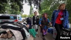 Фото 13 травня 2024. Мешканці Вовчанська евакуюються через російські напади на Україну