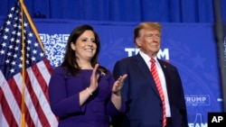 Еліз Стефаник та Дональд Трамп під час виборчої кампанії у січні 2024 року. Фото: AP/Matt Rourke