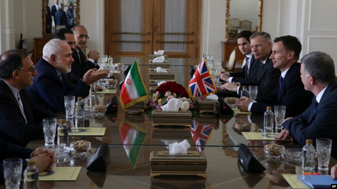 Iranian Foreign Minister Mohammad Javad Zarif (2nd-L) speaks with Britain's Foreign Secretary Jeremy Hunt (2nd-R) during their meeting in Tehran, Iran, Nov. 19, 2018.