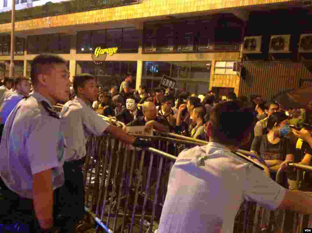 8点半左右,示威者手举雨伞再次冲击警方防线,警方则狂喷辣椒喷剂还击。警方调派大批警员增援,并将配备防暴头盔的警员派至一线与示威者对峙。警方不断呼吁示威者保持冷静,不要冲击警方防线,要求示威者尽快离开。
