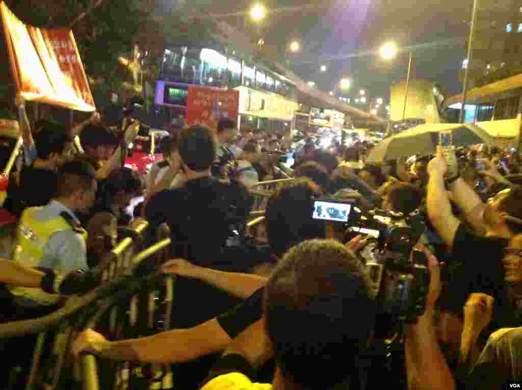 8点半左右,示威者手举雨伞再次冲击警方防线,警方则狂喷辣椒喷剂还击。警方调派大批警员增援,并将配备防暴头盔的警员派至一线与示威者对峙。警方不断呼吁示威者保持冷静,不要冲击警方防线,要求示威者尽快离开。
