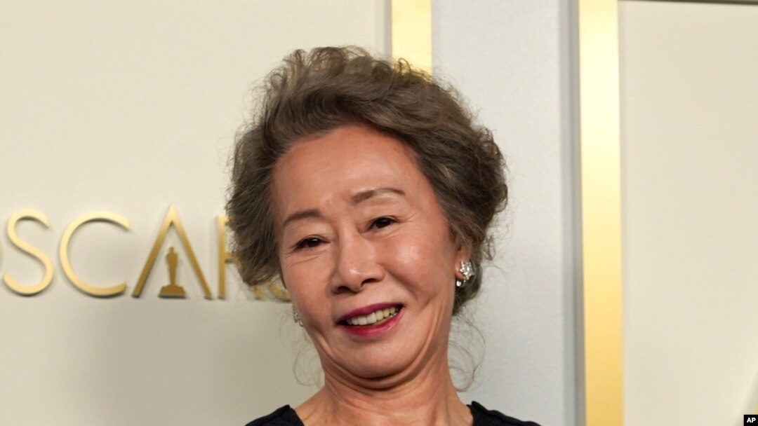 영화 '미나리'에 출연한 한국 배우 윤여정 씨가 25일 미국 로스앤젤레스에서 열린 제93회 아카데미 시상식에서 여우조연상을 수상했다. 한국 배우가 아카데미 연기상을 받은 건 이번이 처음이다.