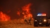 Los bomberos luchan por controlar un gran incendio al norte de Los Ángeles