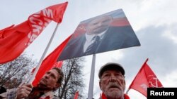 Прихильники російських комуністів тримають портрет Леніна під час мітингу з нагоди річниці більшовицької революції 1917 року, Москва. 7 листопада 2023 року. REUTERS/Maxim Shemetov