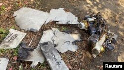 Частини дрона, який українська влада вважає іранським безпілотником-смертником Shahed-136, були знайдені після російського удару по складах з пальним у Харкові, Україна, 6 жовтня 2022 року. REUTERS/Віталій Гнідий