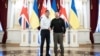 Ukrajinski predsednik Volodimir Zelenski rukuje se sa britanskim premijerom Rišijem Sunakom tokom susreta u Kijevu (Foto: Stefan Rousseau / POOL / AFP)