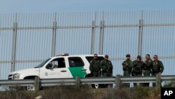 El Comando Norte de Estados Unidos precisó que unos 1.200 están en California, 700 en Arizona y 700 en Texas.