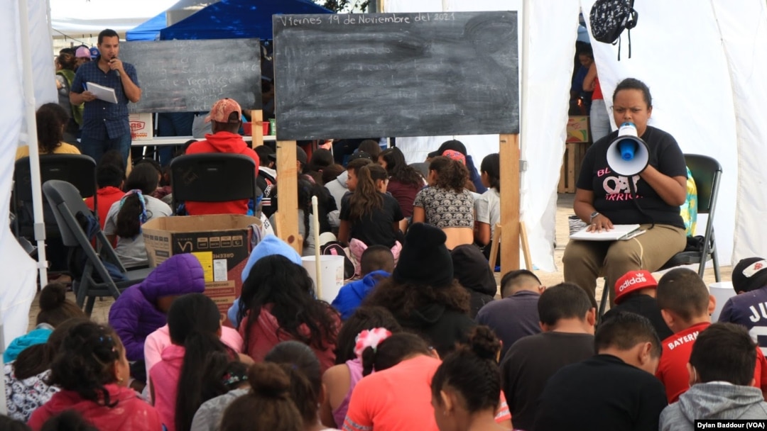 Volunteer teachers give class to children asylum seekers at a tent camp on the US border in Reynosa, Mexico. (Dylan Baddour/VOA)