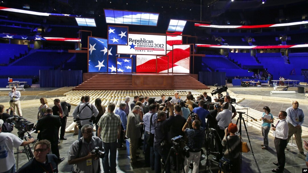 Miembros de la prensa acuden al escenario donde se realizará la Convención Nacional Republicana en Tampa, Florida. Los grupos extremistas, según el informe de las agencias de inteligencia estadounidenses, aprovechan los grandes acontecimientos políticos y