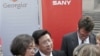 三一重工集团董事长兼创始人梁稳根（中）在美国乔治亚州亚特兰大的州议会大厦参加宣布设立北美总部的仪式期间同媒体讲话（2007年9月12日）