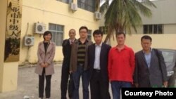 王宇、蒋援民等六律师在三亚市城郊法院外（维权网图片）