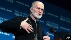 Архиєпископ-митрополит Філадельфійський, глава Української греко-католицької церкви у США Борис Ґудзяк виступає в Національному пресклубі у Вашингтоні, 15 березня 2022 р. (AP /Manuel Balce Ceneta)