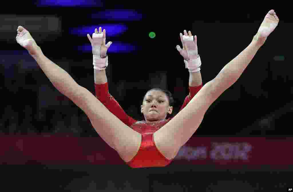 Vận động viên Kyla Ross với bài biểu diễn trên xà lệch, 31 tháng 7, 2012.