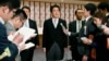 2013年12月26日，日本首相安倍晋三参拜完靖国神社后与记者见面。
