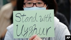 Mwanaharakati wa haki za binadamu anayeunga mkono wa-Uyghurs huko Hong Kong. Dec. 22, 2019.