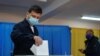 Президент України Володимир Зеленський на виборчій дільниці