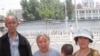 在去美使馆前合影，由左依次是；聂木妮、黄妙玉、聂丽娜