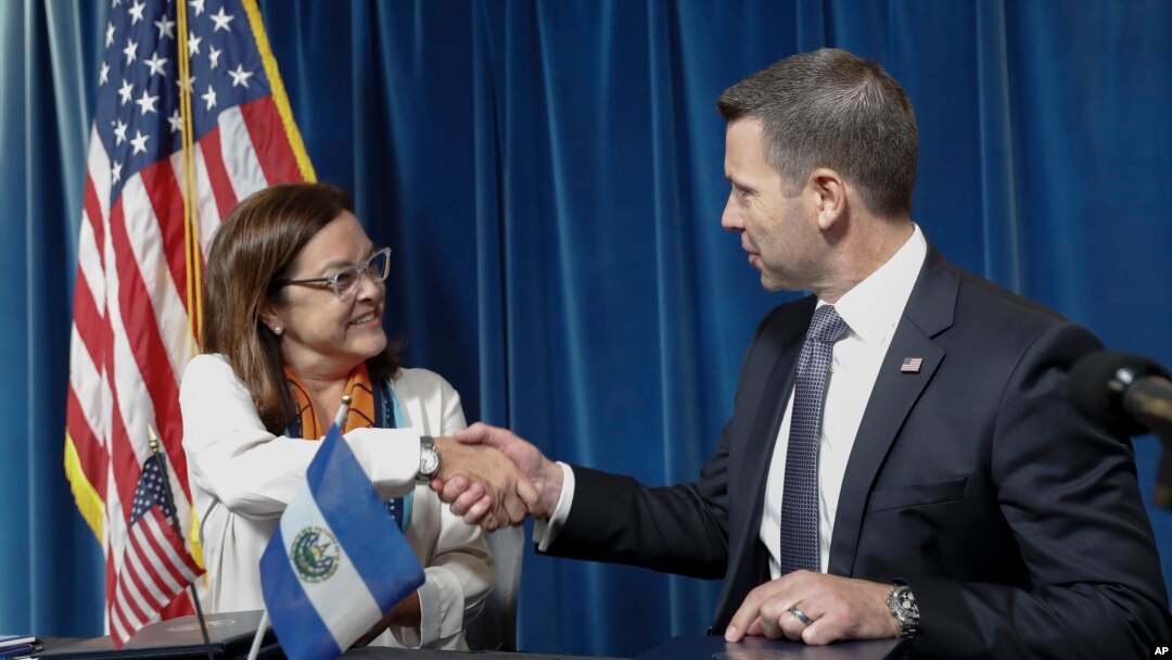 ARCHIVO - El Secretario interino de Seguridad Nacional, Kevin K. McAleenan, a la derecha, con Alexandra Hill, a la izquierda, ministra de Relaciones Exteriores de El Salvador, se dan la mano después de firmar un acuerdo migratorio, el 20 de septiembre de 2019. AP/Pablo Monsivais.