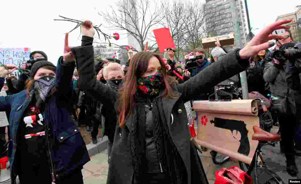 波兰华沙的2017年&ldquo;三八&rdquo;国际妇女节游行。游行者投掷鲜花