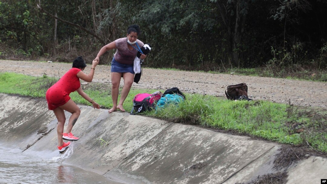 Migrantes venezolanos regresan al lado ecuatoriano de la frontera después de que los soldados peruanos los detuvieran, visto desde Tumbes, Perú, el 29 de enero de 2021.