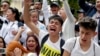 Jóvenes colombianos asisten a una vigilia por Dilan Cruz, un manifestante de 18 años gravemente herido el sábado en enfrentamientos con la policía durante protestas contra el gobierno en Bogotá. Domingo 24 de noviembre de 2019. AP/Iván Valencia.
