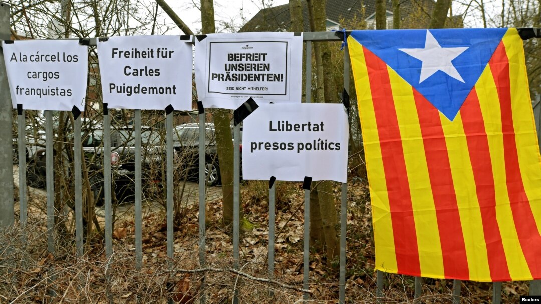 An Estelada (Catalan separatist flag) is seen next to slogans in front of the prison in Neumuenster, Germany, March 26, 2018. The signs read "Freedom for Carles Puigdemont," "Free Our President" and "Free Political Prisoners."
