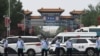 中国警察在被关闭的北京新发地农产品批发市场的入口处站岗。（2020年6月13日）