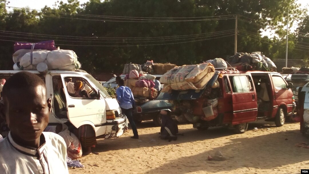 Wasu cikin motocin dake jiran samun rakiyar sojoji kafin su kama hanyar zuwa Gamboru Ngala daga Maiduguri