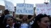 Une manifestante des droits à l'avortement tient une pancarte alors qu'elle manifeste après que la Cour suprême des États-Unis a statué dans l'affaire d'avortement Dobbs contre Women's Health Organization à Miami, le 24 juin 2022.